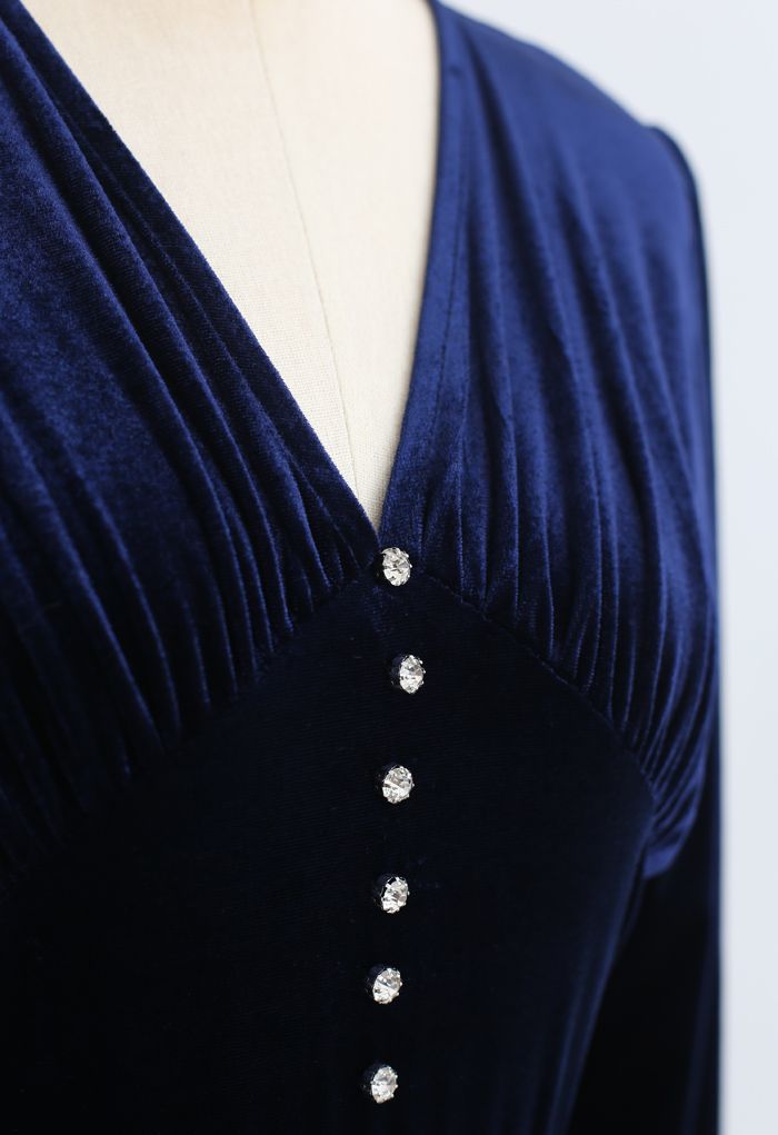 Vestido de terciopelo fruncido con cuello en V y ribete de botones en azul marino