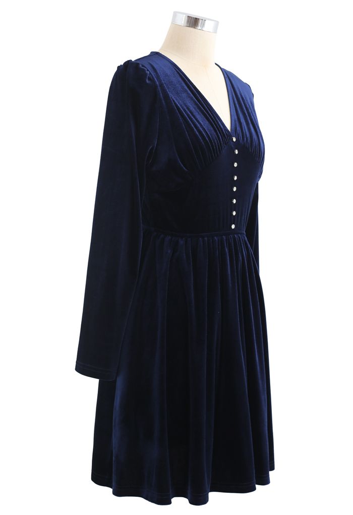 Vestido de terciopelo fruncido con cuello en V y ribete de botones en azul marino