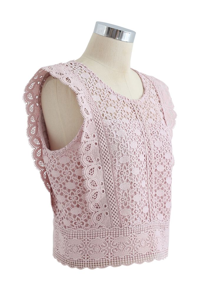 Top corto sin mangas con encaje de crochet en rosa polvoriento