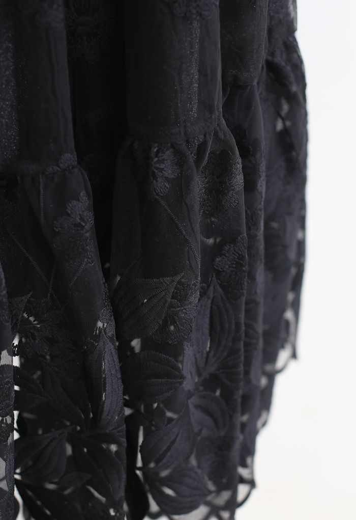 Falda midi de organza floral bordada en negro