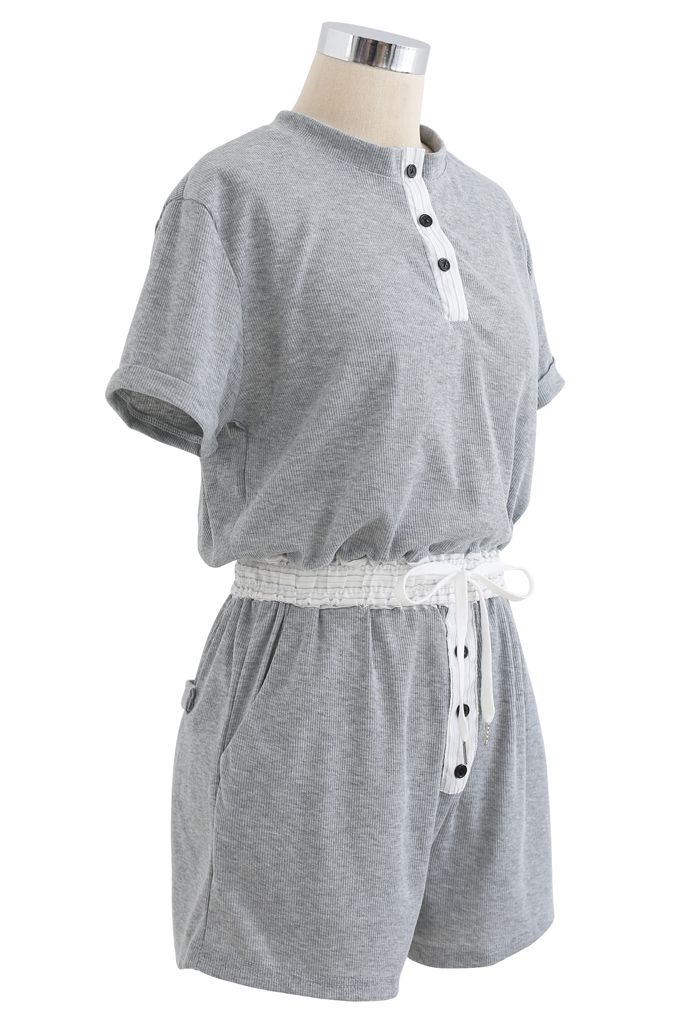 Conjunto de top corto y shorts con cordón y botones en gris