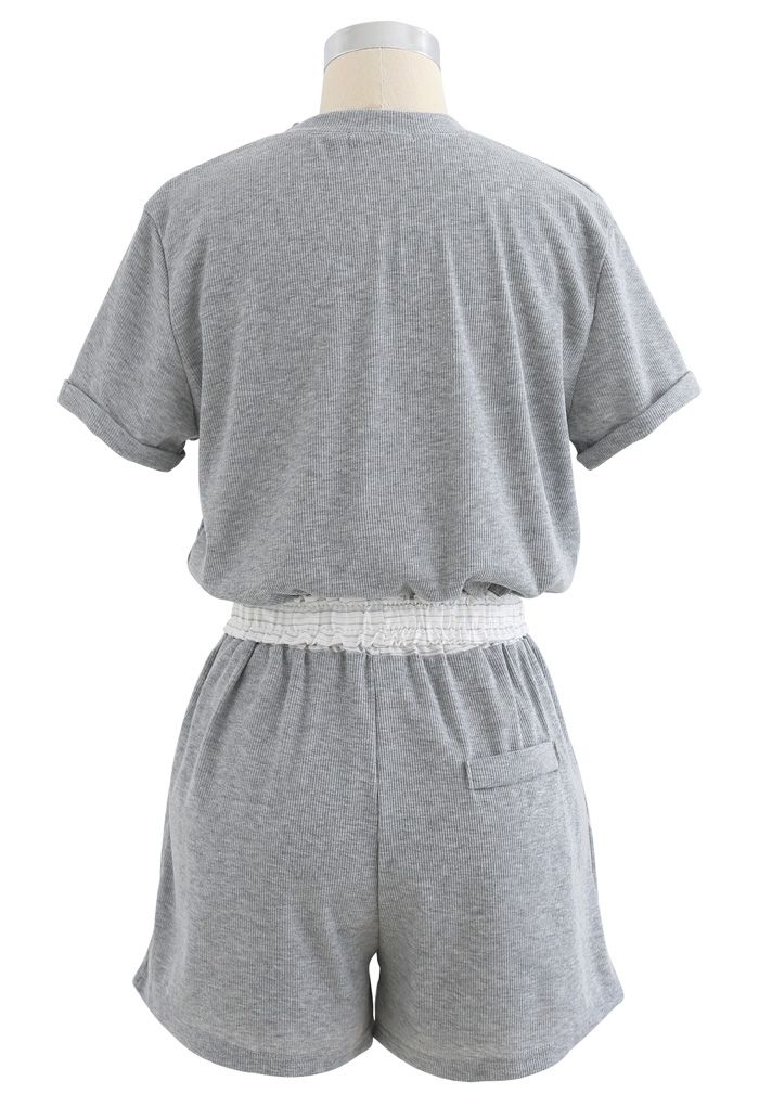 Conjunto de top corto y shorts con cordón y botones en gris