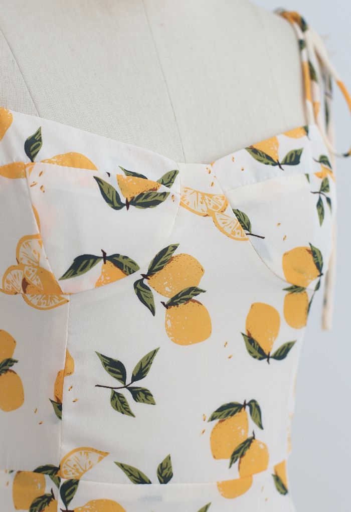 Vestido camisola anudado con escote corazón y estampado de limones