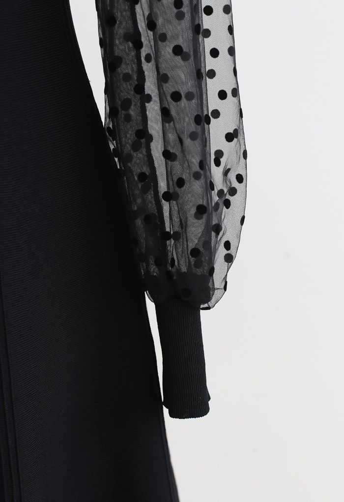 Vestido de punto con cuello en V y mangas punteadas transparentes en negro