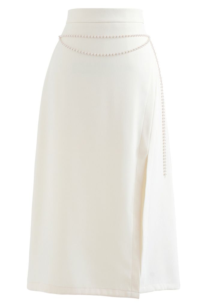 Falda midi con abertura delantera y cadena de perlas en color crema