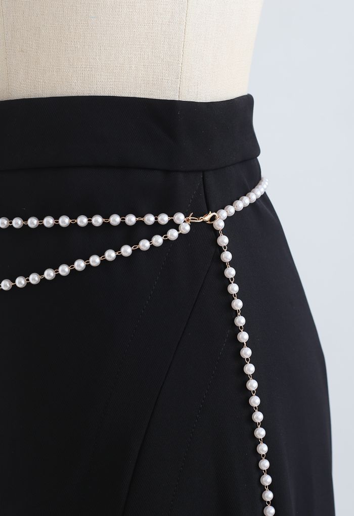 Falda midi con abertura delantera y cadena de perlas en negro