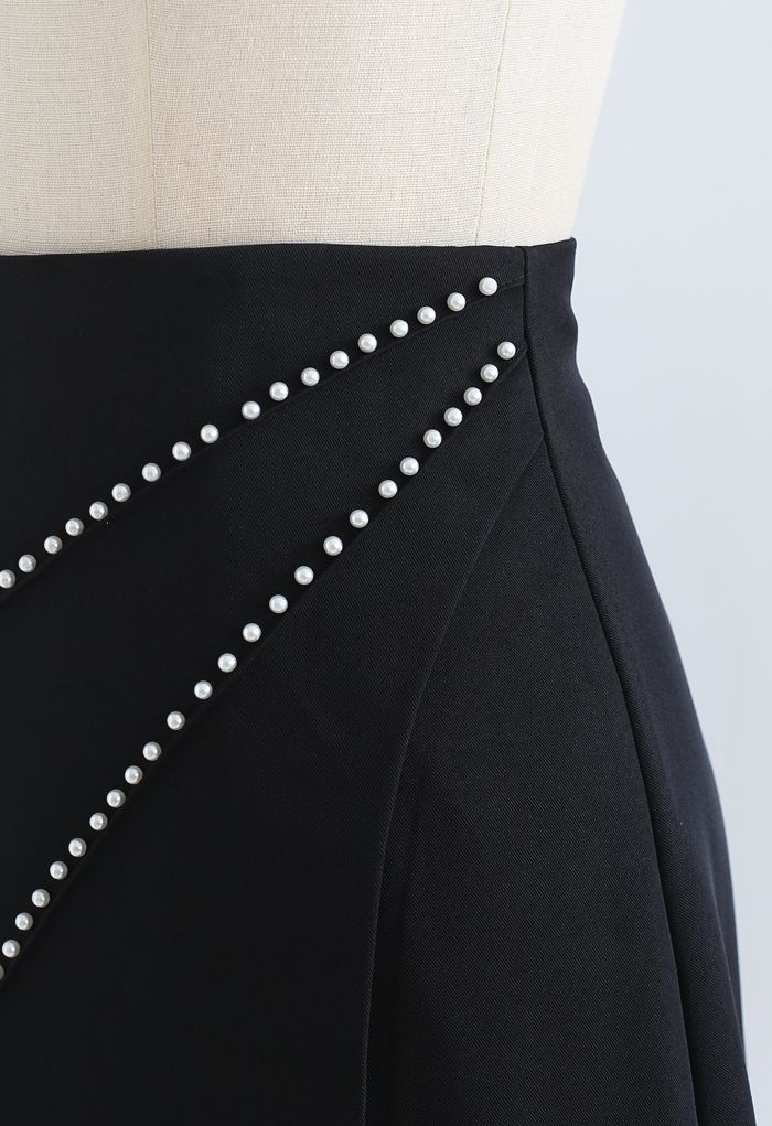 Minifalda con solapa adornada con perlas en negro