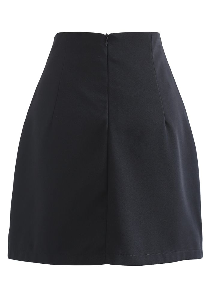Minifalda con solapa adornada con perlas en negro