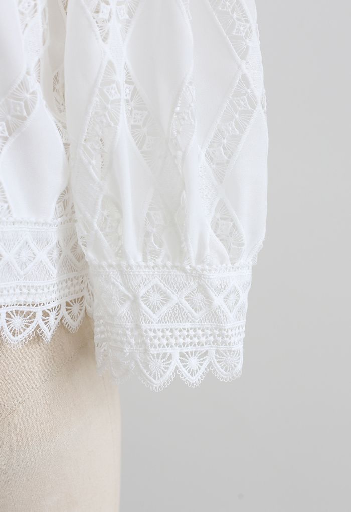 Top corto de crochet con mangas abullonadas en blanco