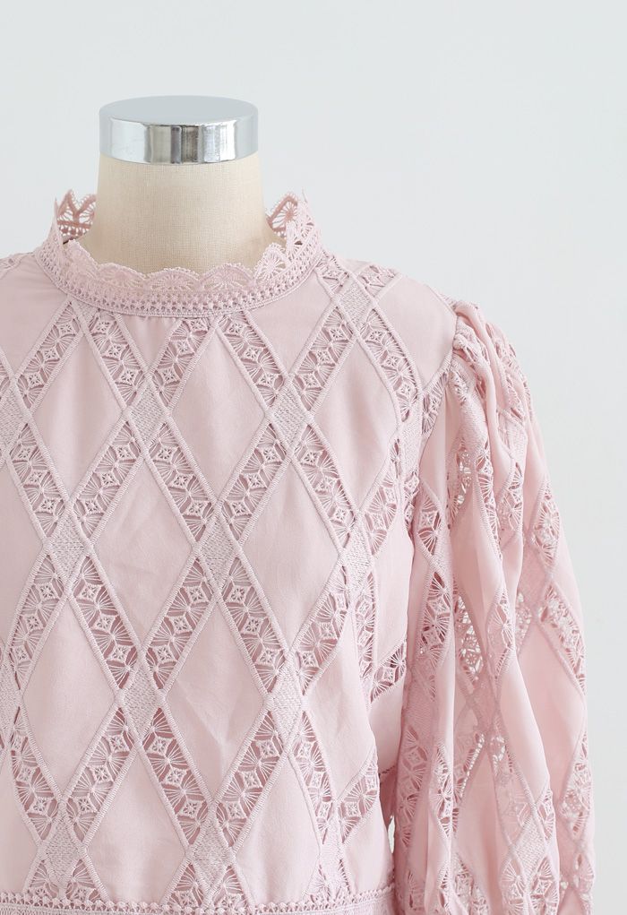 Top corto de crochet con mangas abullonadas en rosa polvoriento