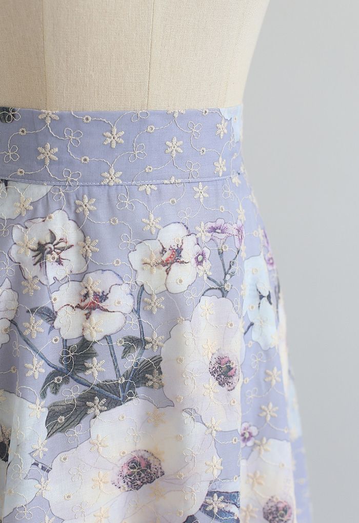 Falda bordada con ojales y estampado de flores frescas