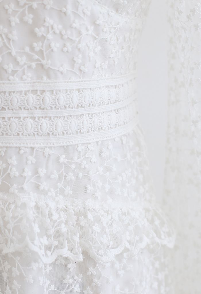 Vestido blanco de malla con volantes bordados de Full of Floret