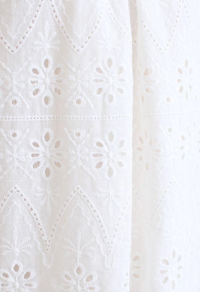 Top de manga corta con bordado floral con ojales en zigzag en blanco