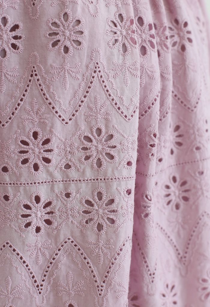 Top de manga corta con bordado floral con ojales en zigzag en rosa