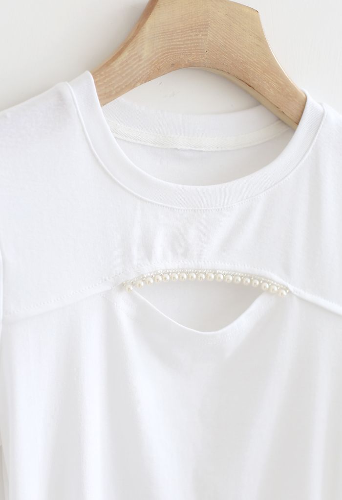 Camiseta ajustada con perlas recortadas en el frente en blanco