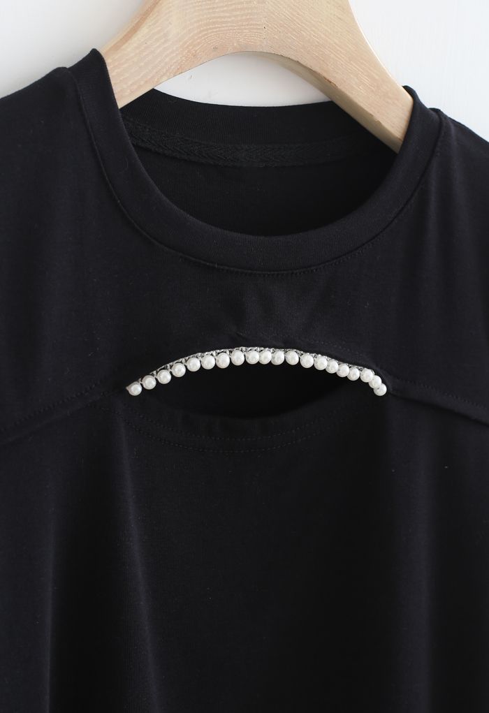 Camiseta ajustada con perlas recortadas en el frente en negro