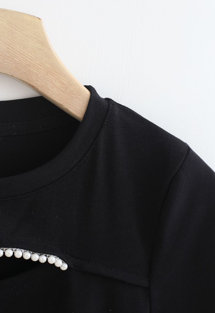 Camiseta ajustada con perlas recortadas en el frente en negro