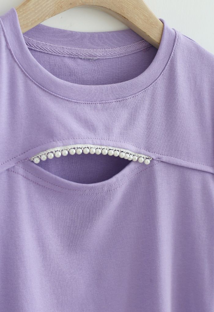 Camiseta ajustada con perlas recortadas en el frente en morado