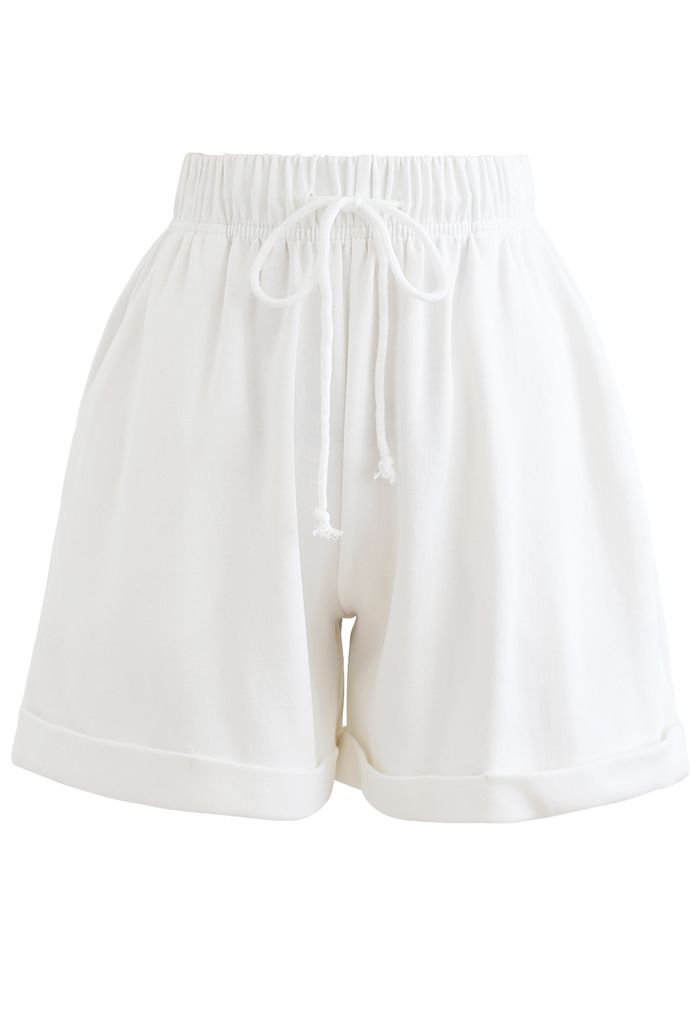 Shorts con bolsillos con cordón y dobladillo doblado en blanco