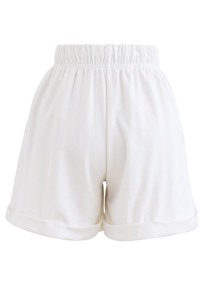 Shorts con bolsillos con cordón y dobladillo doblado en blanco
