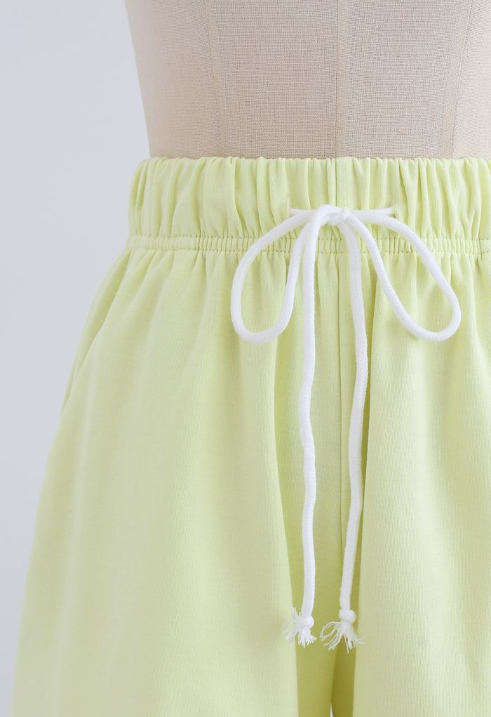 Shorts con dobladillo doblado y bolsillos con cordón en color lima