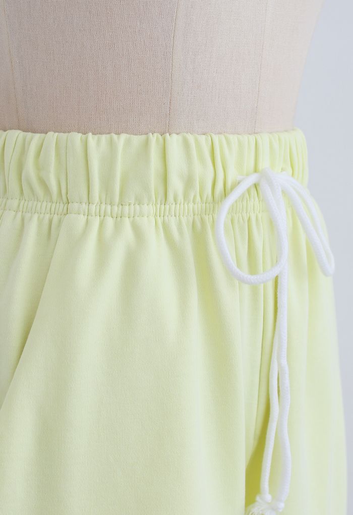 Shorts con dobladillo doblado y bolsillos con cordón en color lima