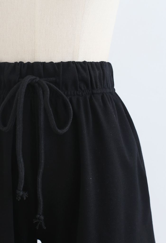 Shorts con bolsillos con cordón y dobladillo doblado en negro