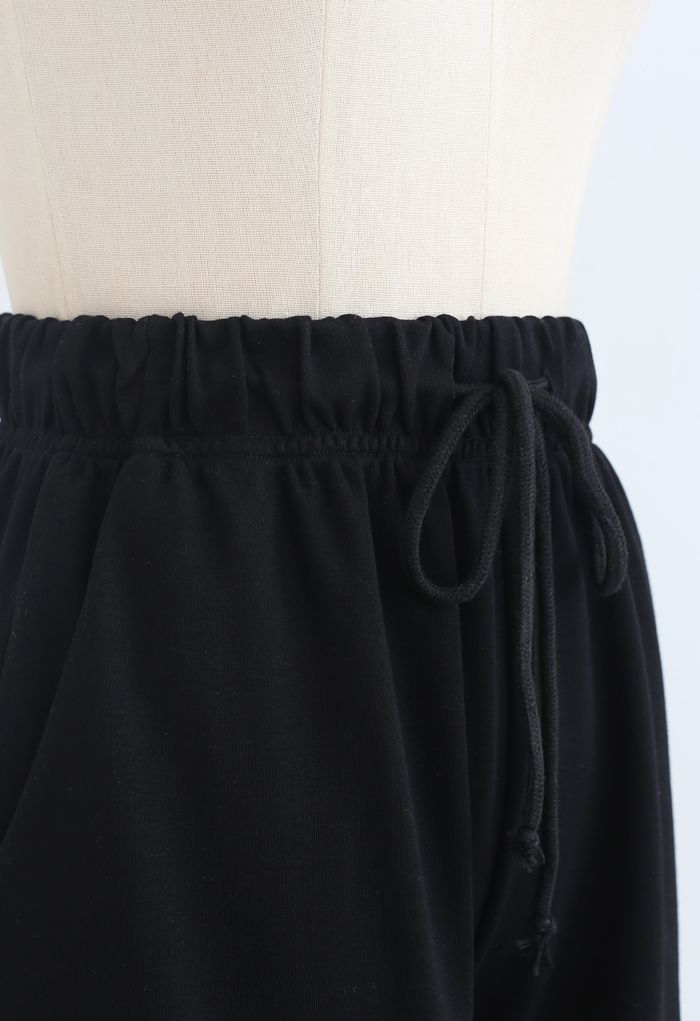 Shorts con bolsillos con cordón y dobladillo doblado en negro