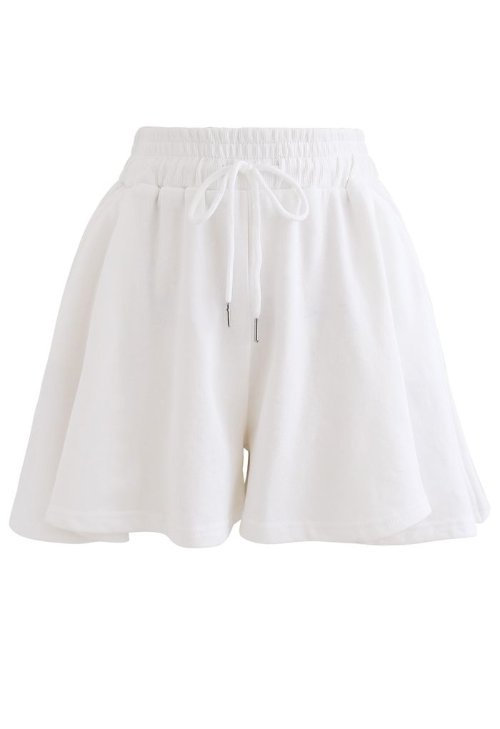 Conjunto de pantalones cortos y sudadera corta con cordón y cremallera en blanco