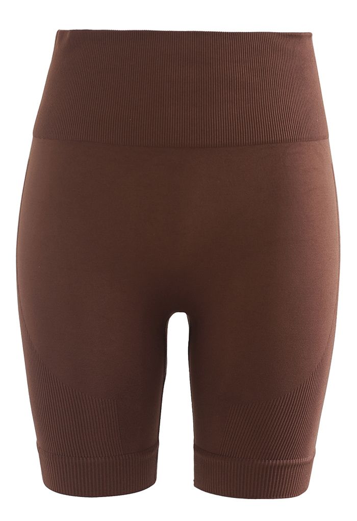 Conjunto de top deportivo corto con cremallera en la parte delantera y pantalón corto tipo legging en marrón