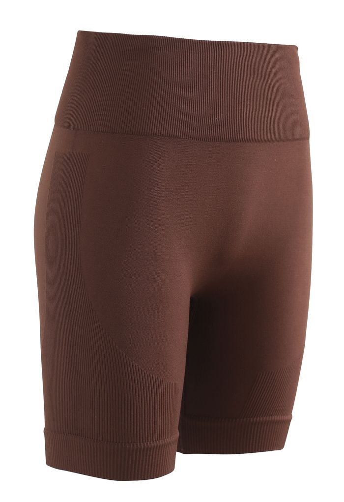 Conjunto de top deportivo corto con cremallera en la parte delantera y pantalón corto tipo legging en marrón