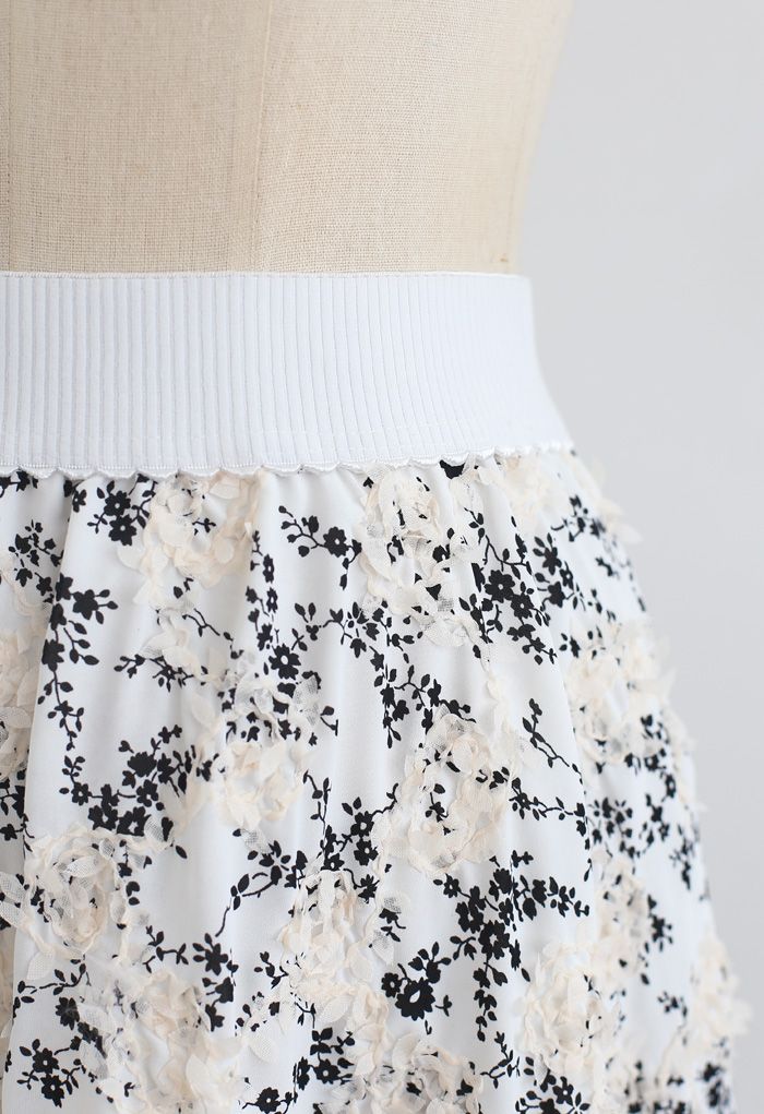 Falda midi con estampado floral y apliques 3D en blanco