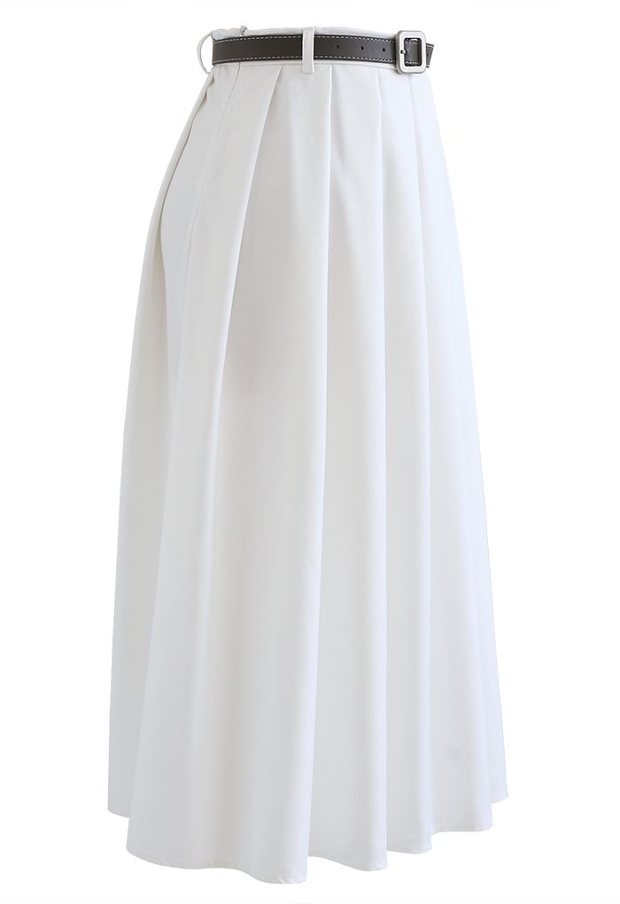 Falda midi clásica plisada con cinturón en blanco