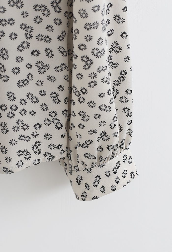 Camisa de gasa con estampado floral modesto