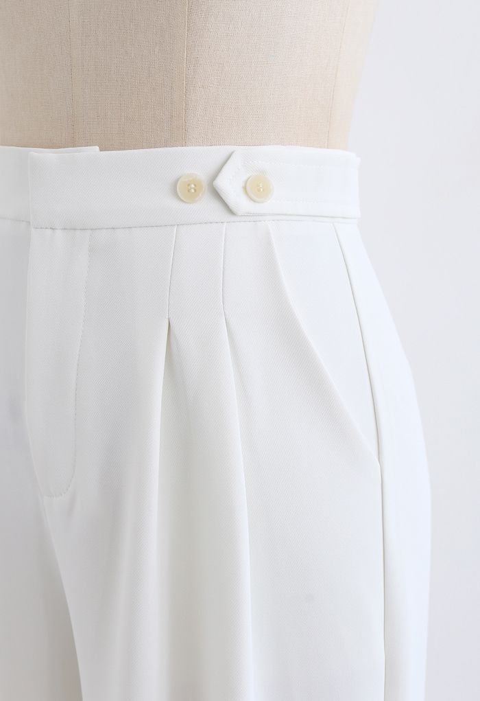 Pantalones de pierna recta con cintura abotonada en blanco