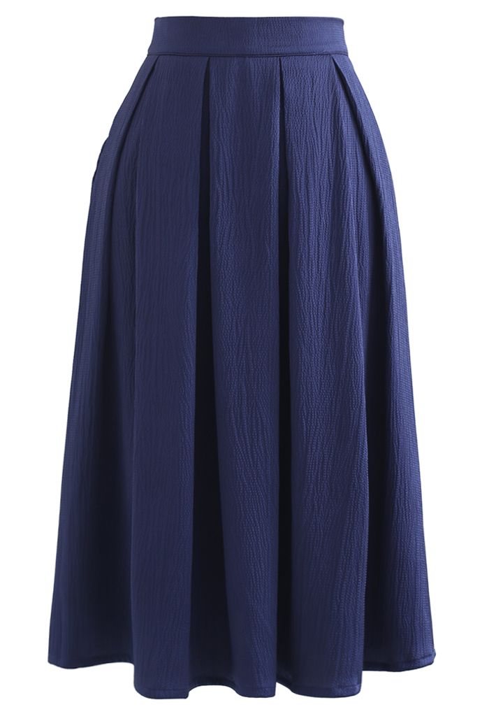 Falda midi plisada con textura pulida en azul marino