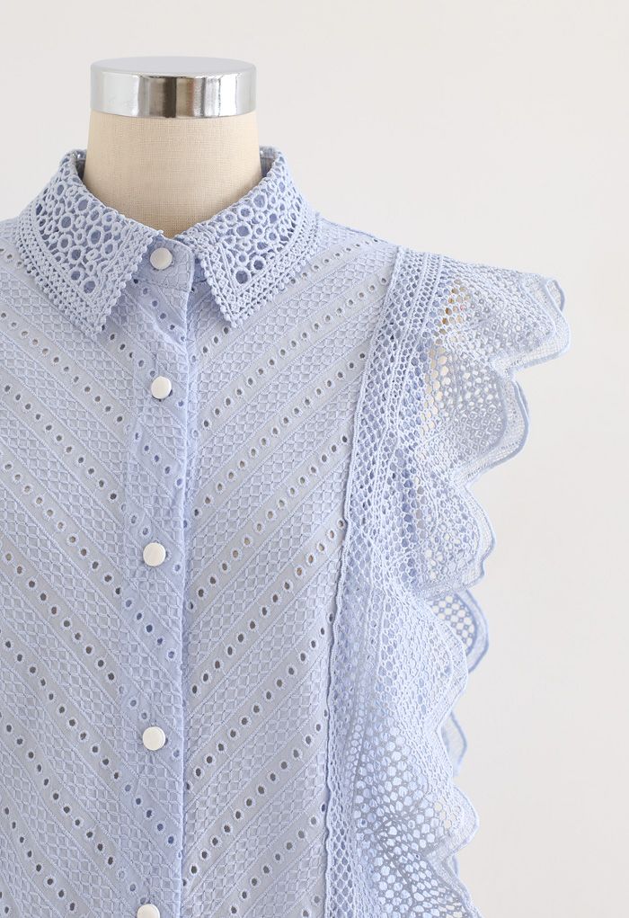 Camisa sin mangas bordada con ojales de encaje ondulado en azul