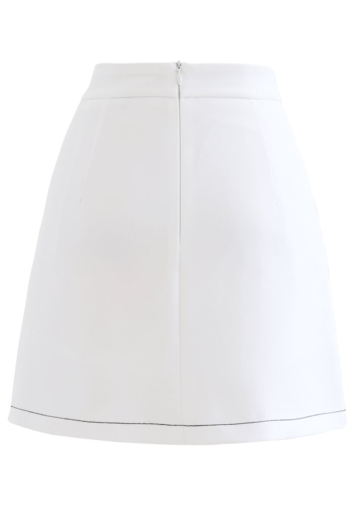 Minifalda con solapa y botones en contraste en blanco
