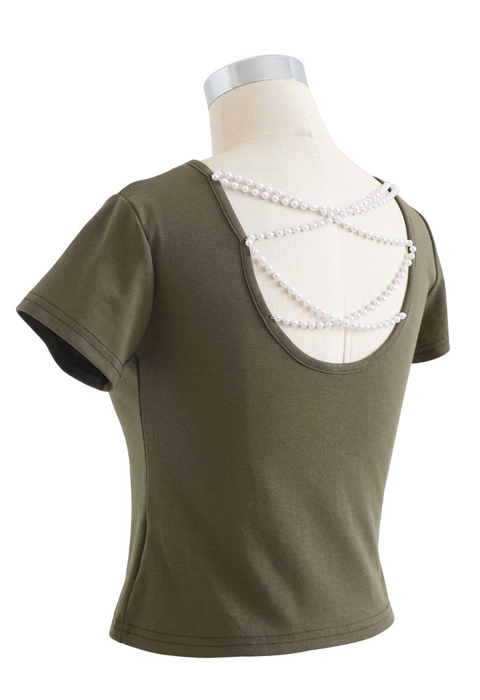 Camiseta corta con cadena de perlas entrecruzadas en verde oliva