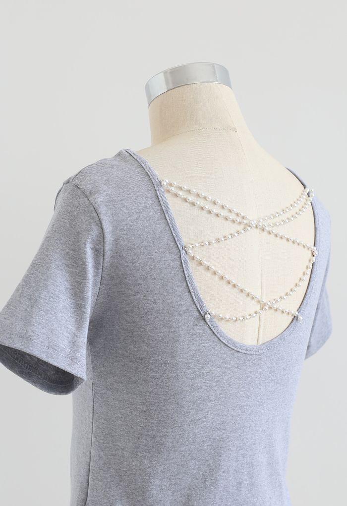 Camiseta corta con cadena de perlas entrecruzadas en gris