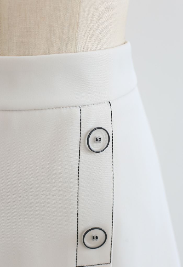 Minifalda con solapa y botones en contraste en marfil