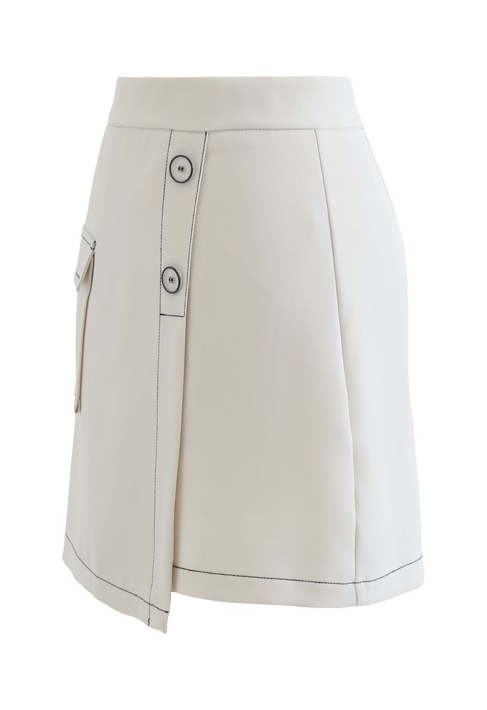 Minifalda con solapa y botones en contraste en marfil