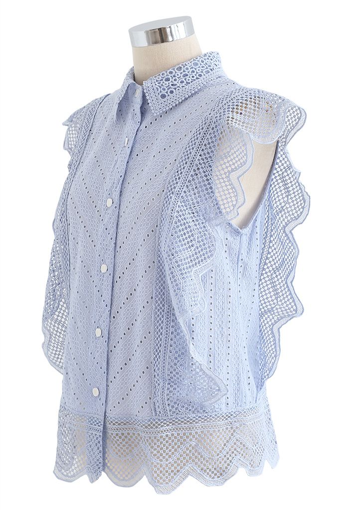 Camisa sin mangas bordada con ojales de encaje ondulado en azul