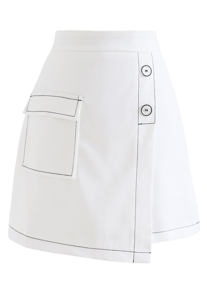 Minifalda con solapa y botones en contraste en blanco