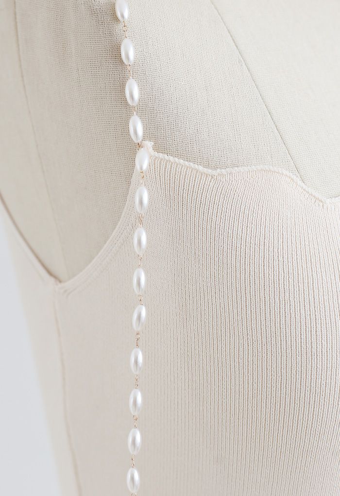 Vestido camisola de punto ajustado con tirantes de perlas en crema