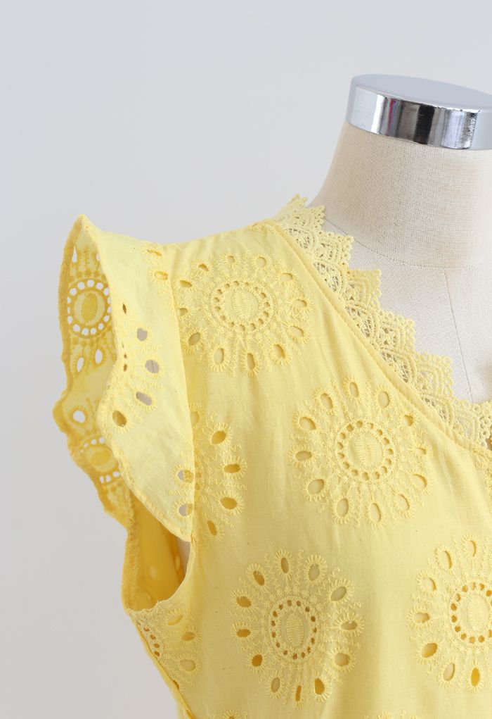 Vestido sin mangas con botones y bordado de ojales por toda la prenda en amarillo