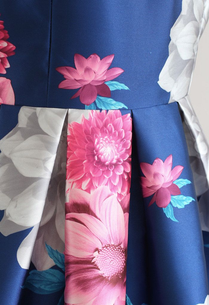 Vestido plisado de manga corta con flores espléndidas