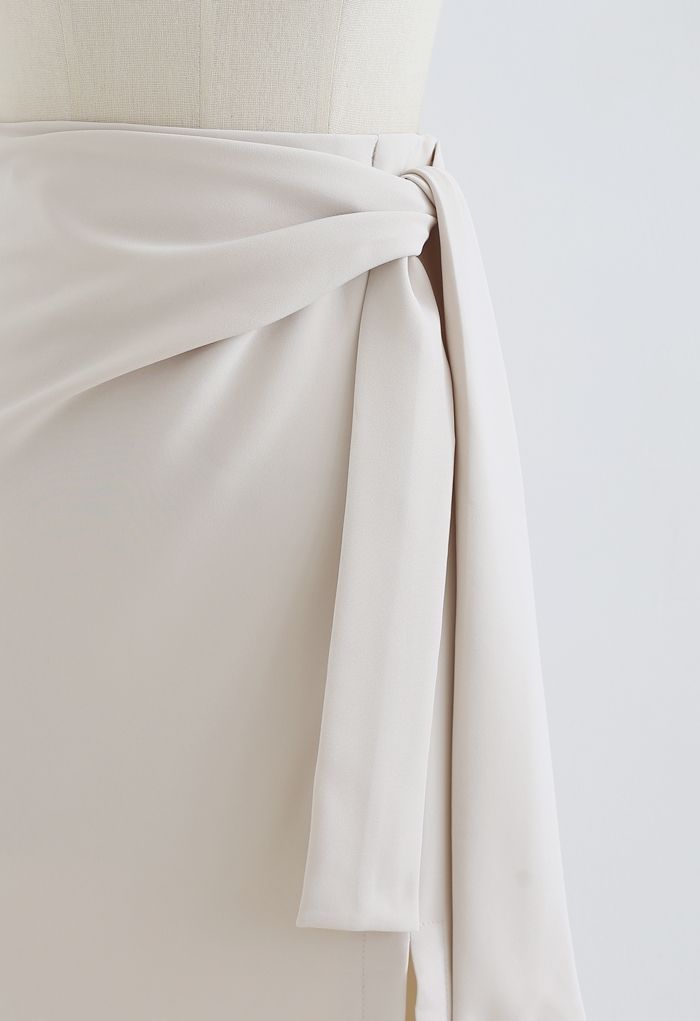 Falda de tubo con abertura en la cintura y lazo en crema