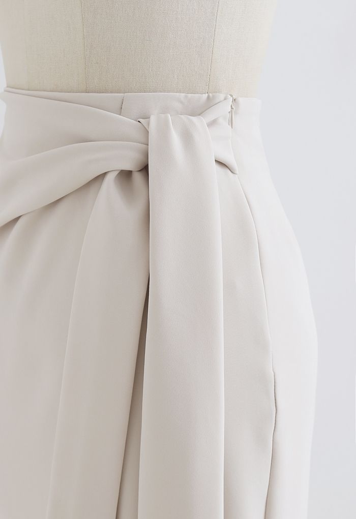 Falda de tubo con abertura en la cintura y lazo en crema