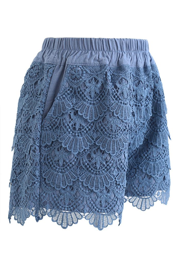 Shorts superpuestos de croché festoneado en azul